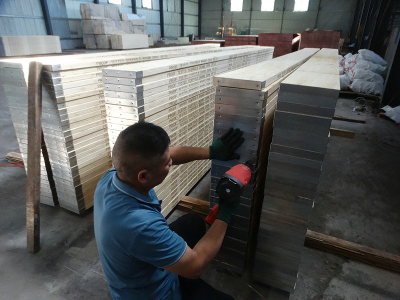 2025 CHINA OSHA Pine LVL Wood Scaffold Plank With Sheet Iron Laminated Timber Beams